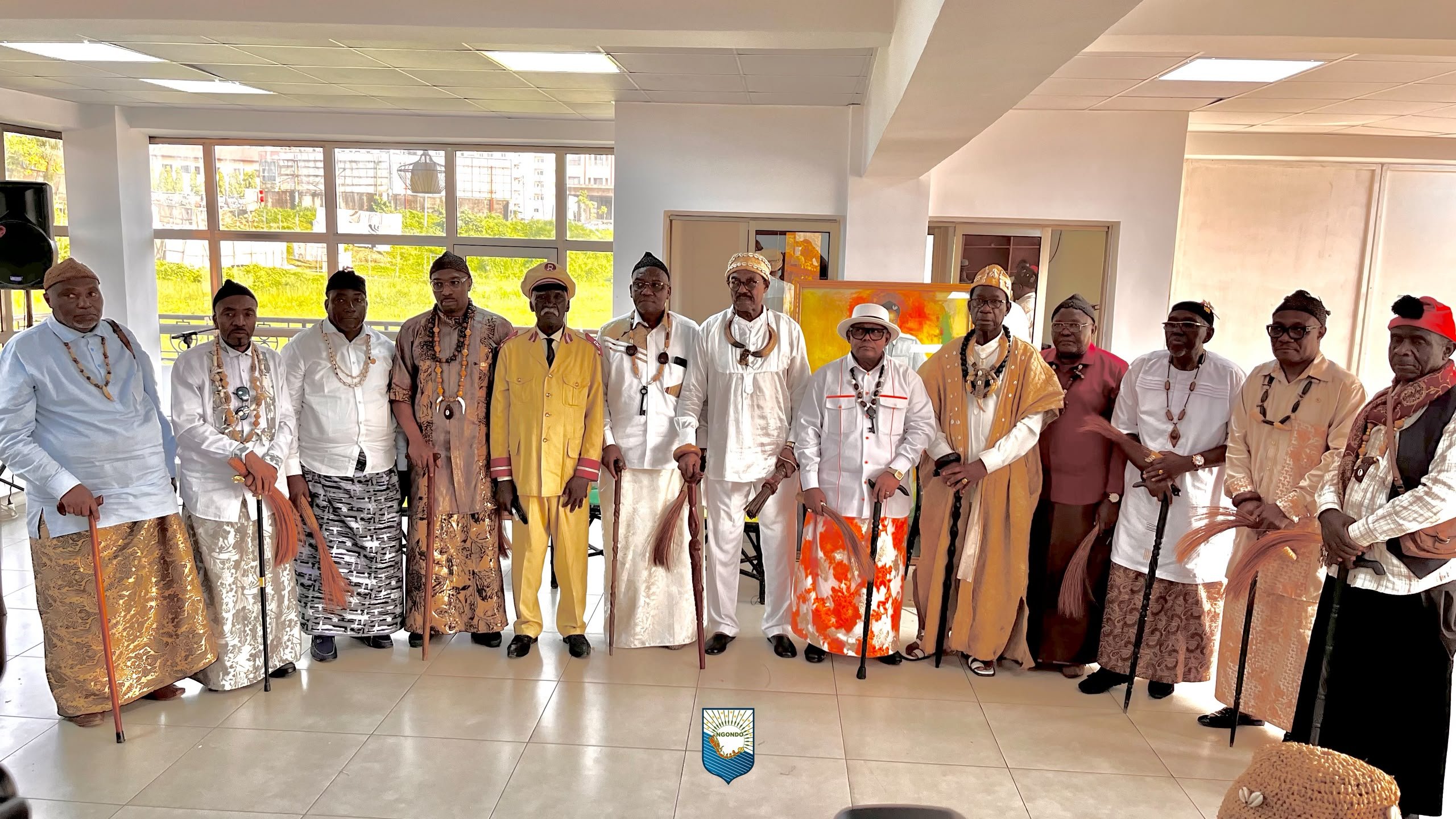 Photo de famille — délégation Ngondo et S.M. Camille Moute à Bidias